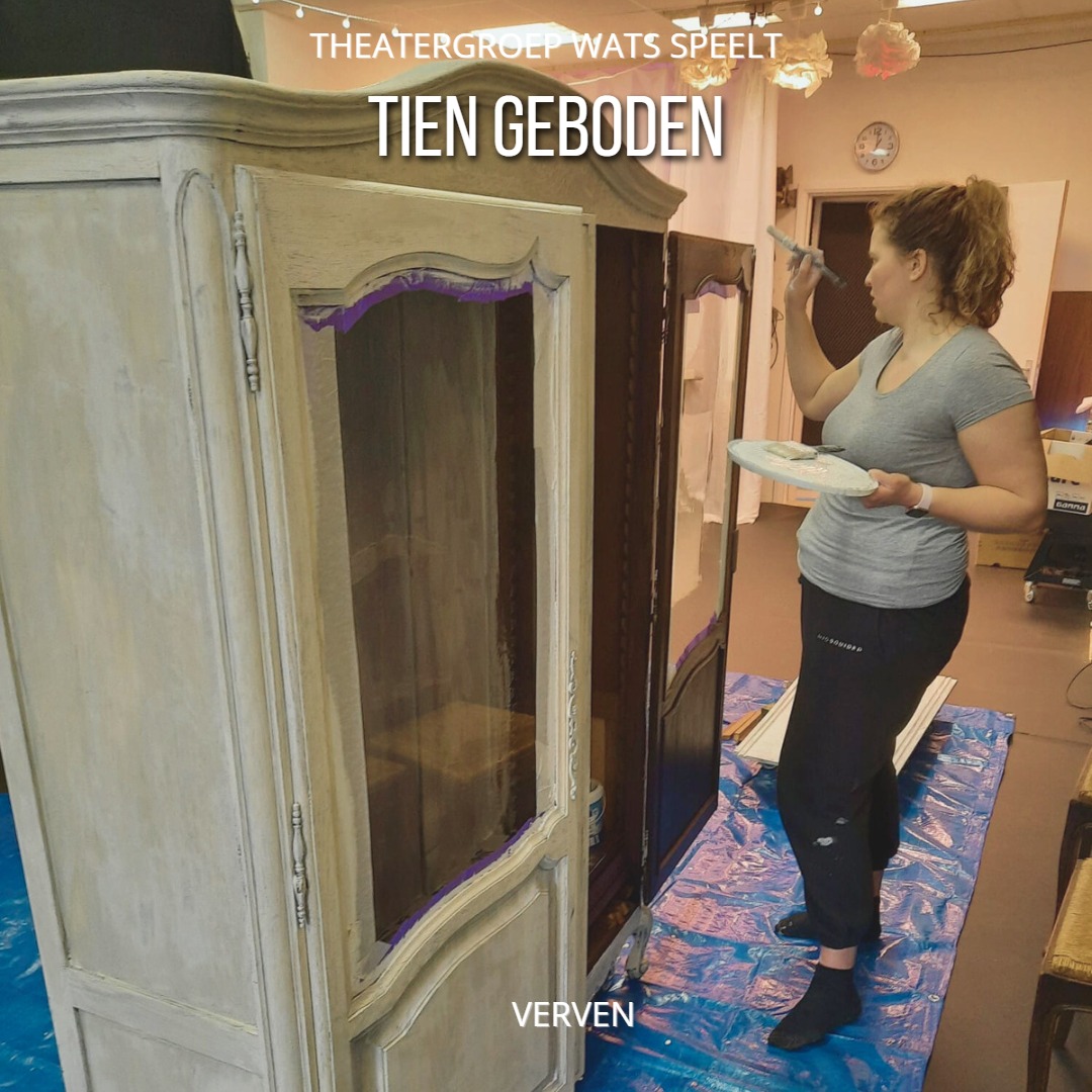 En als je dan toch bezig bent in de witte wereld waarin de Tien Geboden zich afspeelt, kun je misschien maar ook het decor wit schilderen. Zo is de vereniging op een zaterdag samengekomen om met z'n allen het hele decor wit te schilderen, En dat is nogal veel werk! Ben je benieuwd naar het eindresultaat? Stay tuned, of kom kijken naar de voorstelling natuurlijk 😉
De voorstelling is 15, 16, 17, 23, 24 en 25 juni. Aanvang om 20:30, op zondag om 14:30. Kaartjes zijn nu te koop via de link in bio!
#theater #amateurtheater #theaterdenhaag #haagstheater #geloof #liefde #familie #tiengeboden #theatervoorstelling #theaterlife