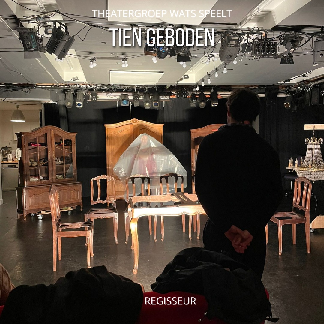 Voor het maken van zo'n theatervoorstelling is er natuurlijk ook een creatief brein nodig. In dit geval is dat David Geysen van @houseofrat.nl
Decor, kleding, rekwisieten, maar ook waar je staat, wat de tekst is, muziek, timing, licht en natuurlijk spel. Er komt heel veel kijken bij het opzetten van een voorstelling. Er moeten allemaal beslissingen worden genomen. David heeft daar een duidelijk beeld bij en begeleidt de hele groep naar een mooi resultaat. Maanden wordt er gerepeteerd tot er uiteindelijk een stuk is waar iedereen trots op is. En dat willen we graag met jou delen. Kom je ook? De voorstelling is 15, 16, 17, 23, 24 en 25 juni. Aanvang om 20:30, op zondag om 14:30. Kaartjes zijn nu te koop via de link in bio!
#theater #amateurtheater #theaterdenhaag #haagstheater #geloof #liefde #familie #tiengeboden #theatervoorstelling #theaterlife