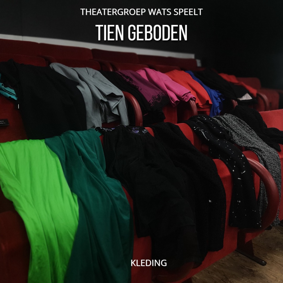 Voor een theatervoorstelling heb je natuurlijk kleding nodig. In dit geval hebben we zelfs een enorme kledingkast vol, voor alle rollen, Er zijn namelijk heel veel verschillende personages, met allerlei karakters, die samen een geheel vormen. De levens van deze personages zijn door elkaar heen gevlochten. Sommigen kennen elkaar heel goed. Ze zijn bijvoorbeeld familie van elkaar of geliefden. Anderen kennen elkaar misschien alleen maar in het voorbijgaan of zelfs helemaal niet. Maar toch hebben ze vaak invloed op elkaars leven.
De kleding zorgt ervoor dat deze personages ook allemaal een karakter krijgen. Dat ze gaan leven. Wil jij weten hoe dat er straks allemaal uitziet? Koop dan jouw ticket via de link in bio!
#theater #amateurtheater #theaterdenhaag #haagstheater #geloof #liefde #familie #tiengeboden #theatervoorstelling #theaterlife